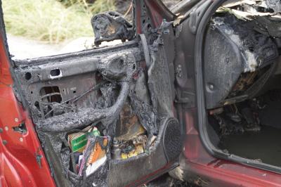 PKW brennt voellig aus in Leonberg